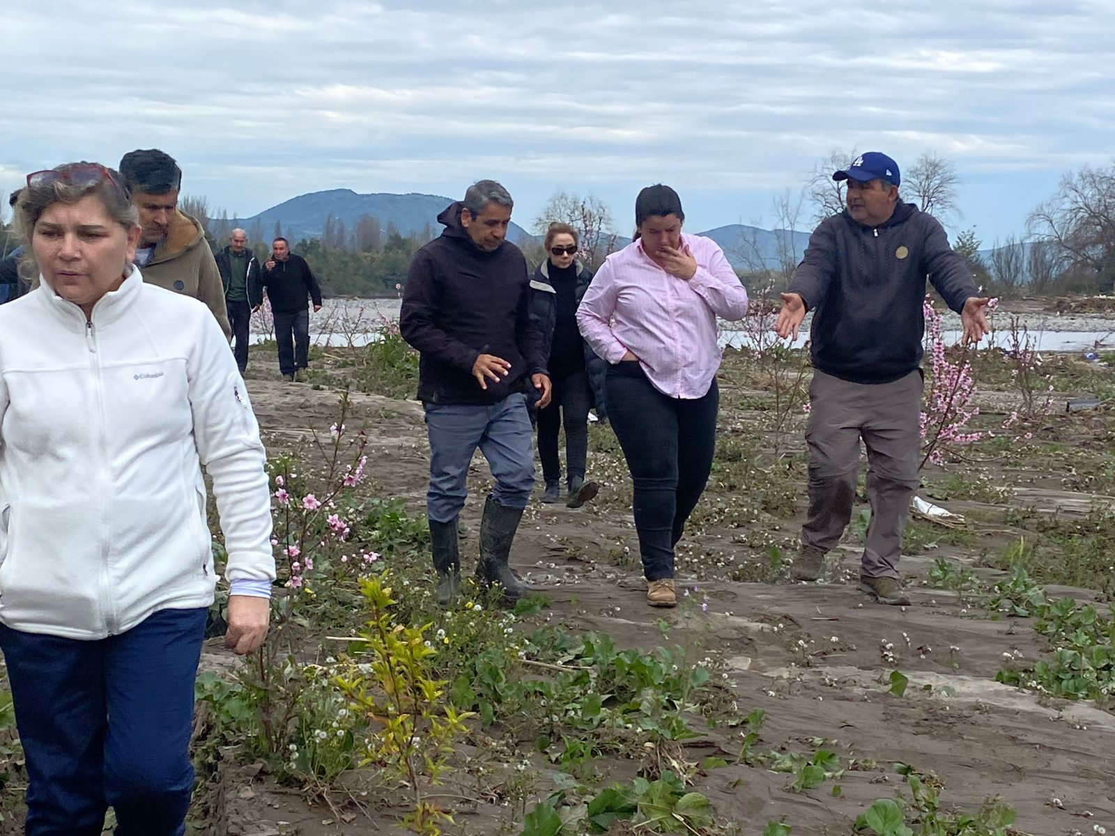 DIPUTADA ROMERO Y VECINOS DE DOÑIHUE LLAMAN AL GOBIERNO A RESTABLECER DEFENSA DEL RÍO CACHAPOAL TRAS PRONÓSTICO DE LLUVIAS PARA ESTE FIN DE SEMANA ROMERO DOÑIHUE1