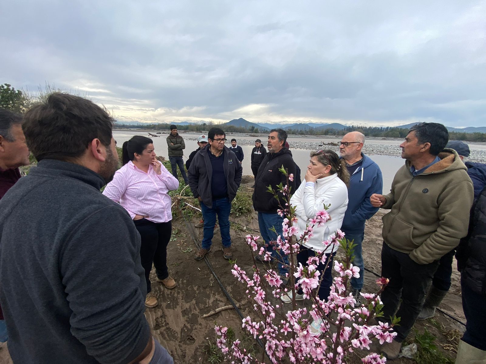 DIPUTADA ROMERO Y VECINOS DE DOÑIHUE LLAMAN AL GOBIERNO A RESTABLECER DEFENSA DEL RÍO CACHAPOAL TRAS PRONÓSTICO DE LLUVIAS PARA ESTE FIN DE SEMANA ROMERO DOÑIHUE2