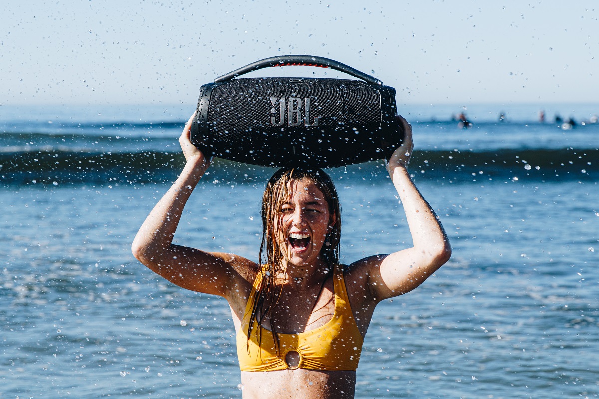 AGRÉGALE SONIDO A TU VERANO CON LOS PARLANTES JBL RESISTENTES AL AGUA