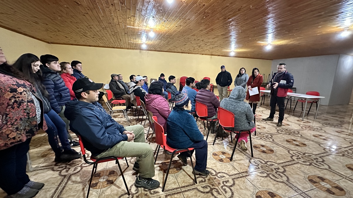 GOBERNADORA REGIONAL ENTREGÓ RESOLUCIONES PARA CONSTRUIR UNA SEDE SOCIAL Y REALIZAR CIERRE PERIMETRAL EN CANCHA DE LA COMUNA DE RÍO CLARO 1