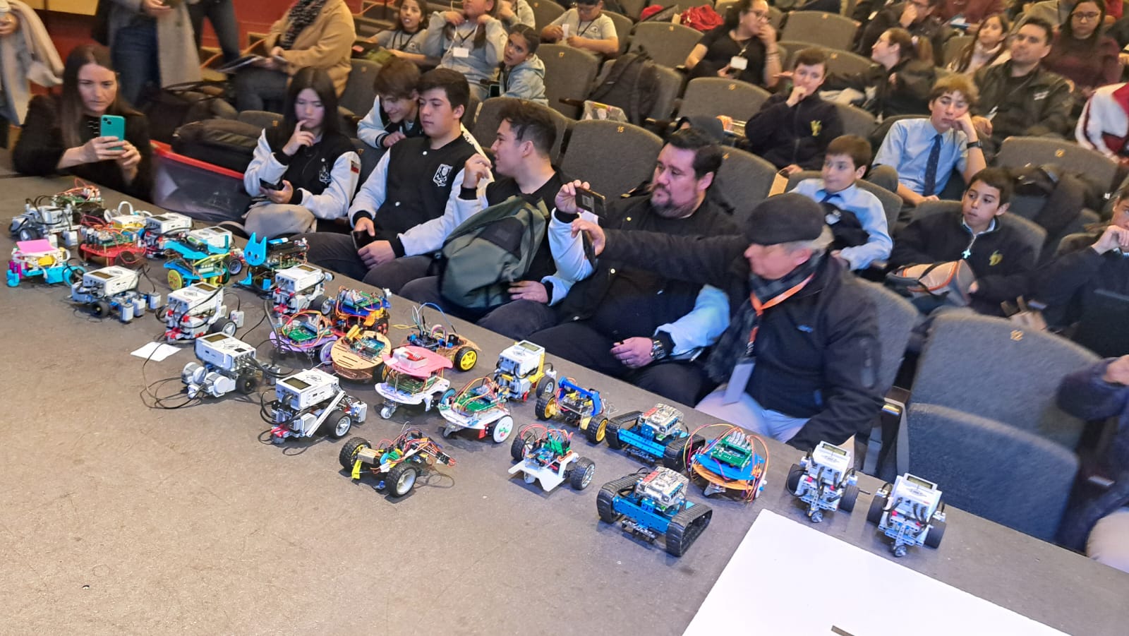 CON UN LLENO TOTAL SE REALIZÓ PRIMERA FECHA DEL TORNEO NACIONAL DE ROBÓTICA ESCOLAR Liga Robótica Vitacura 1