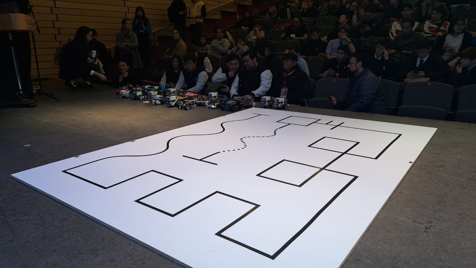 CON UN LLENO TOTAL SE REALIZÓ PRIMERA FECHA DEL TORNEO NACIONAL DE ROBÓTICA ESCOLAR Liga Robótica Vitacura 2