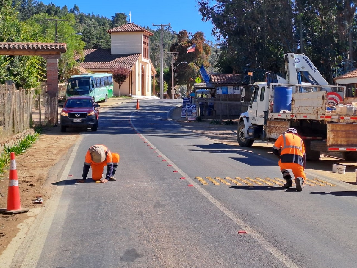 MOP OHIGGINS REFUERZA SEGURIDAD VIAL Y ACCESOS EN ESCUELAS RURALES DE LA REGIÓNEquipo de Vialidad Escuela Ciruelos Pichilemu