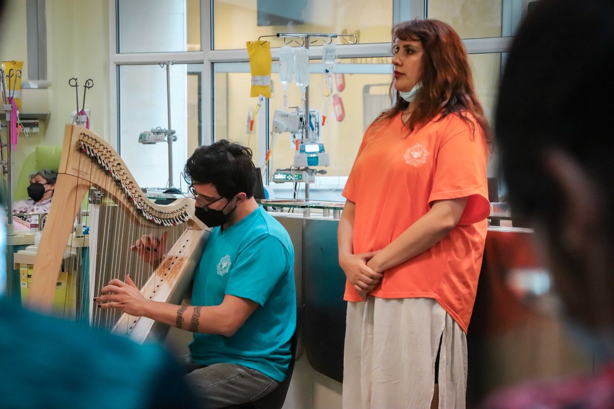 APLICAN MUSICOTERAPIA A PACIENTES ONCOLÓGICOS EN EL HRLBO