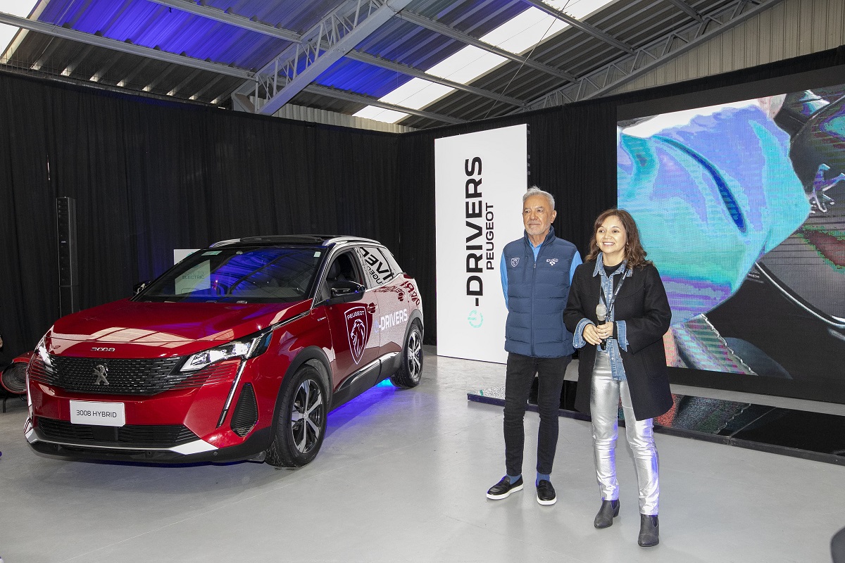 E DRIVERS BY PEUGEOT YA ESTÁ AQUÍ Eliseo Salazar Lorena Solís