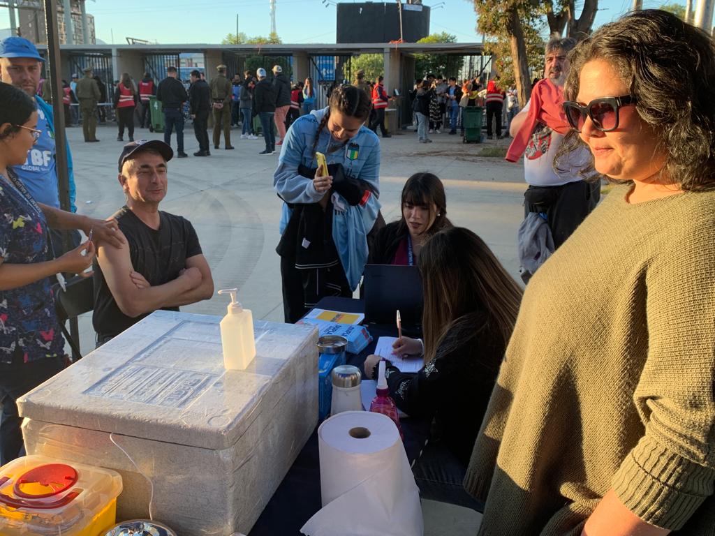 CIENTOS DE HINCHAS CELESTES SE INMUNIZARON CONTRA LA INFLUENZA Y COVID 19 1