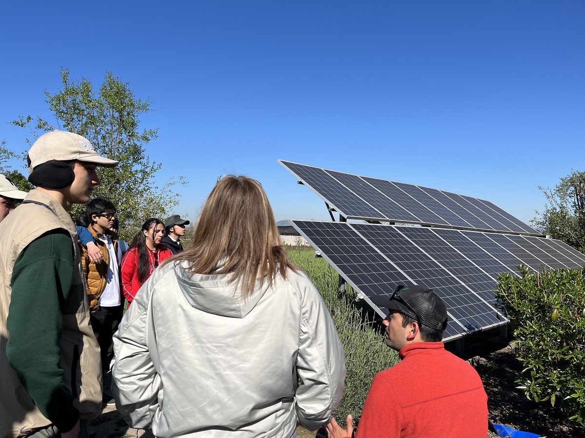 ESTUDIANTES DEL LICEO OSCAR CASTRO SE SUMERGEN EN LA AGRICULTURA DEL FUTURO EN FARMHABILITY 2