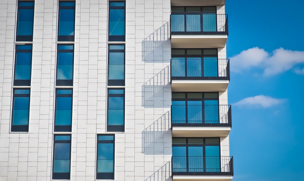 RADIOGRAFÍA NACIONAL 3 DE CADA 10 PERSONAS CALIFICARÍAN PARA LA COMPRA DE UNA VIVIENDA EN CHILE Fachada edificio 2 Activo Más Inversiones