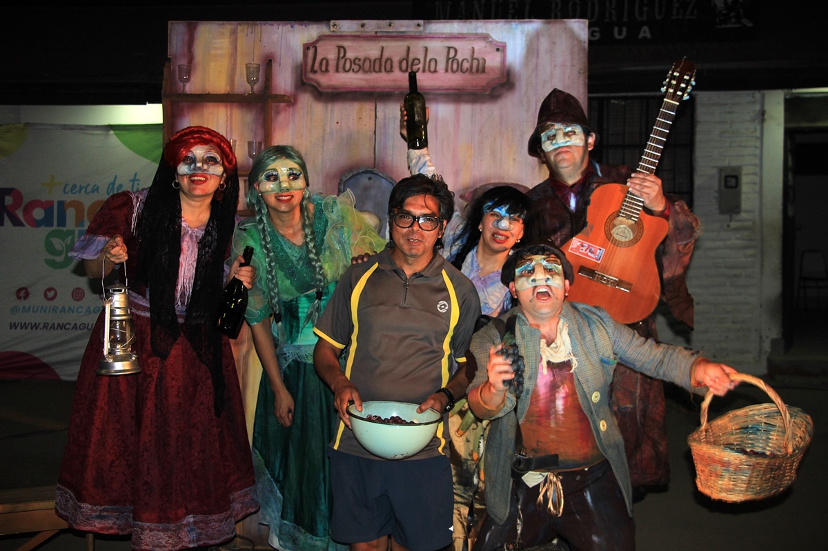 INVITAN A PARTICIPAR DE TEATRO AL AIRE LIBRE Y TALLER PARA INFANCIAS GRATUITO EN RANCAGUA 03 elenco y publico