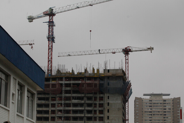 ESTAS SON LAS COMUNAS DONDE PONER ATENCIÓN EN EL MERCADO INMOBILIARIO 2025 Edificio en construcción Activo Más Inversiones