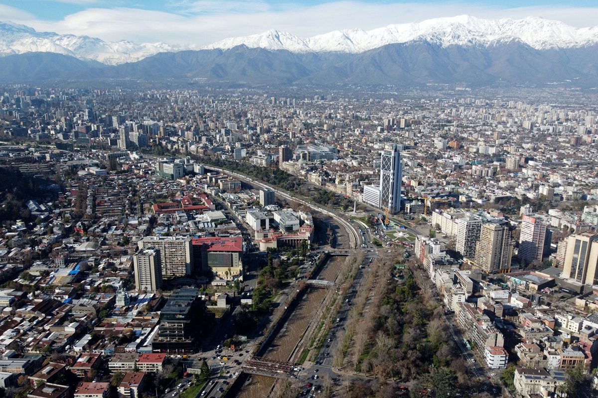 ESTAS SON LAS COMUNAS DONDE PONER ATENCIÓN EN EL MERCADO INMOBILIARIO 2025 Panorámica Santiago Activo Más Inversiones
