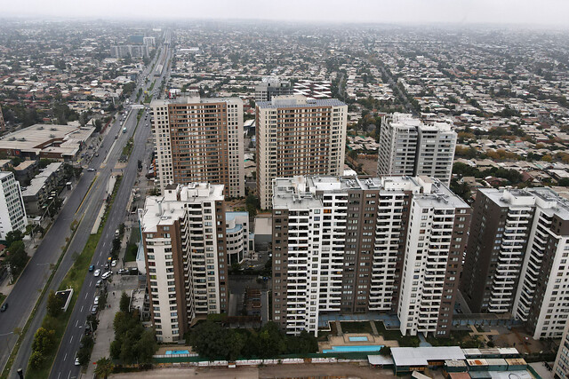 ESTAS SON LAS COMUNAS DONDE PONER ATENCIÓN EN EL MERCADO INMOBILIARIO 2025 Panorámica edificios Activo Más Inversiones