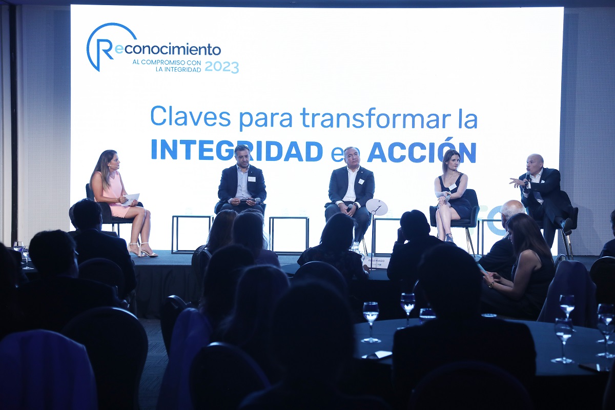 FGE DISTINGUIÓ A NUEVE ORGANIZACIONES DE CHILE Y LATINOAMÉRICA CON EL RECONOCIMIENTO AL COMPROMISO CON LA INTEGRIDAD Panel de conversación con organizaciones distinguidas