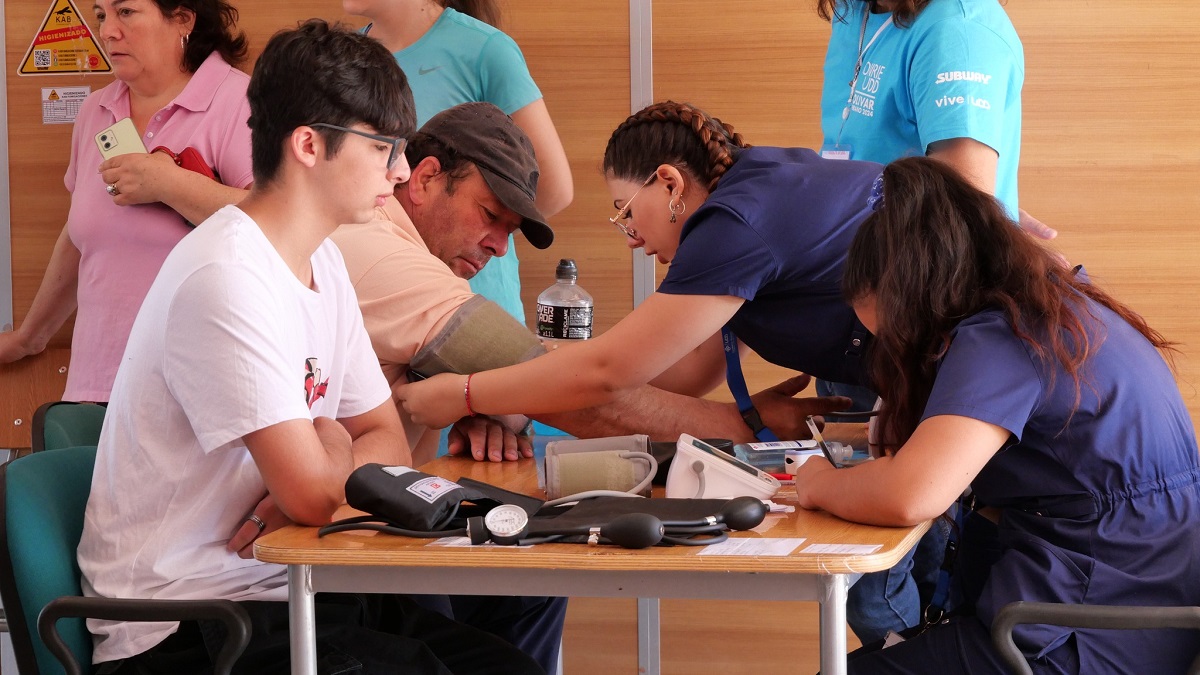 VECINOS DE OLIVAR RECIBEN PRESTACIONES MÉDICAS DE ALUMNOS DE LA UNIVERSIDAD DEL DESARROLLO