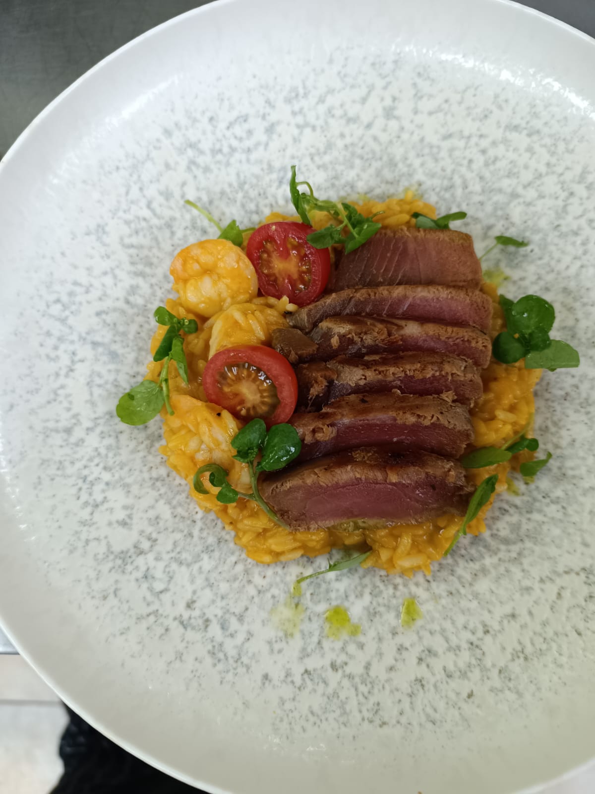 COLLECTION PLAZA SANTIAGO PRESENTA A SU NUEVO CHEF EJECUTIVO ALEJANDRO PAZ CON NUEVA PROPUESTA GASTRONÓMICA Arroz Meloso con Tataki de Atun