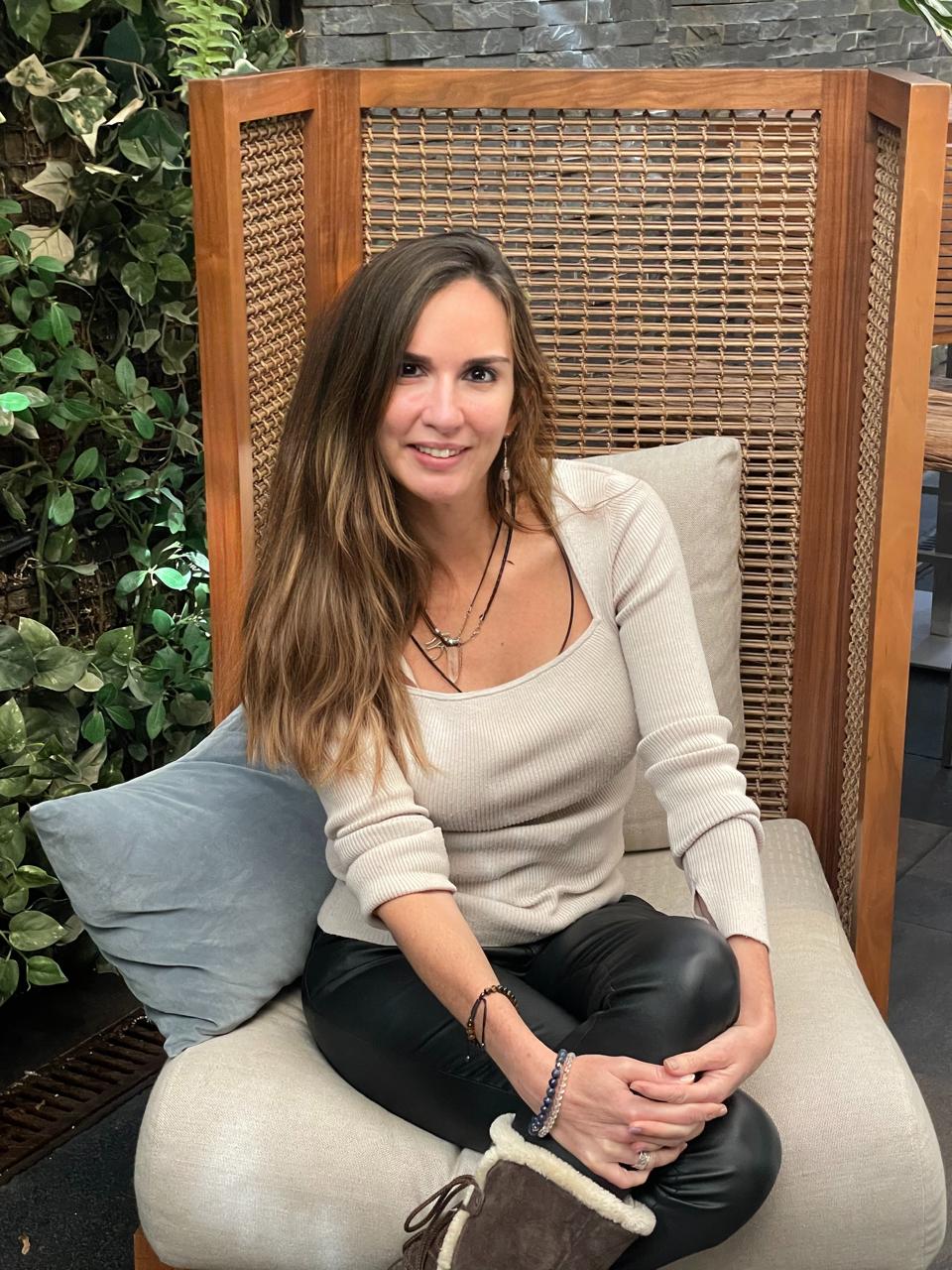 LA VOZ DE LA EXPERIENCIA CÓMO LAS COLUMNAS TE CONVIERTEN EN EXPERTO DE TU INDUSTRIA E IMPULSAN TU MARCA PERSONAL Gabriela Lazo Founder CEO de LRM Comunicaciones