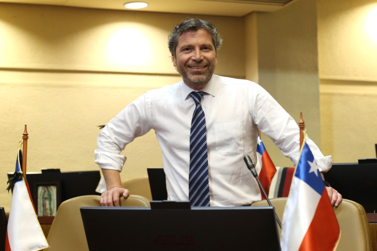 COMISIÓN DE EDUCACIÓN APRUEBA PROYECTO DEL DIPUTADO EDUARDO CORNEJO QUE BUSCA REGULAR EL USO DE CELULARES AL INTERIOR DE LAS SALAS DE CLASES