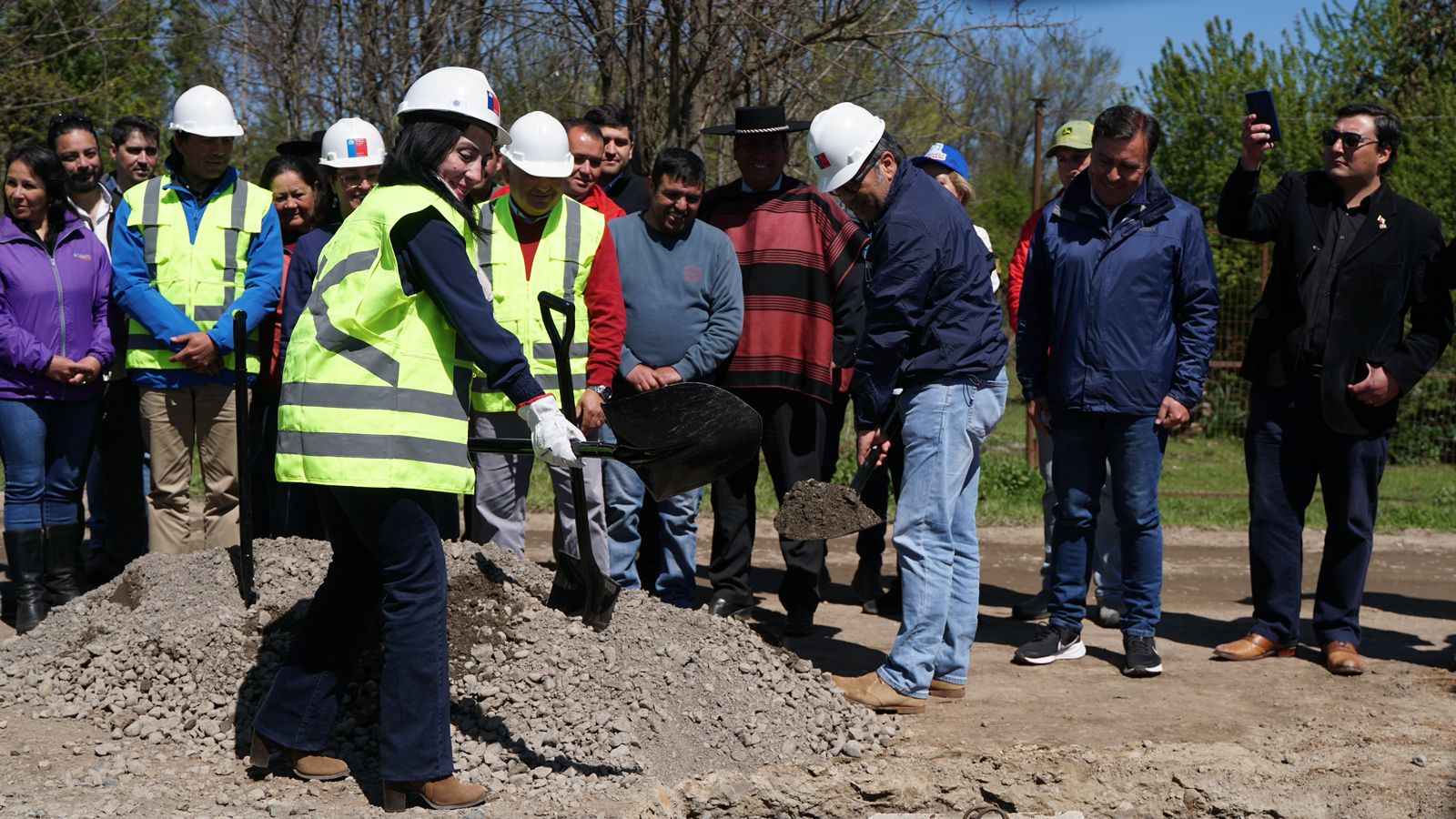 Vecinos y autoridades dieron inicio oficial a pavimentación de dos caminos en la comuna de Retiro