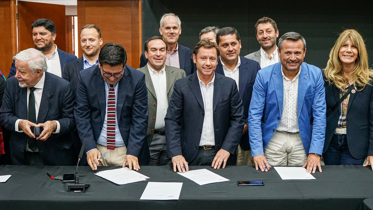 AUTORIDADES FIRMARON COMPROMISO DE TRABAJO COLABORATIVO EN BENEFICIO DE LAS 30 COMUNAS DE LA REGIÓN IMG 2832