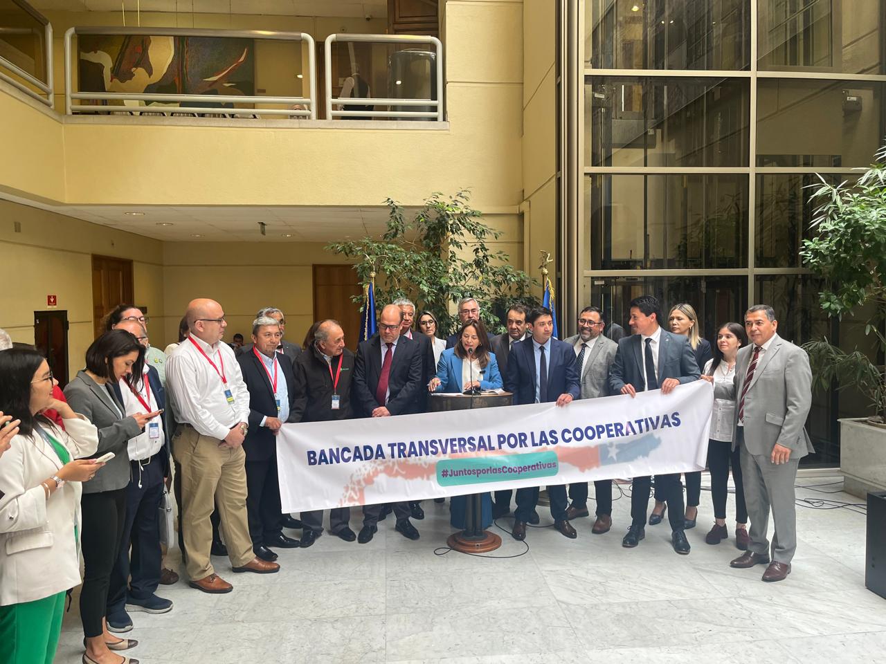 DIPUTADAS Y DIPUTADOS FORMAN BANCADA TRANSVERSAL PARA PROMOVER EL MODELO EMPRESARIAL COOPERATIVO CHILENO 1