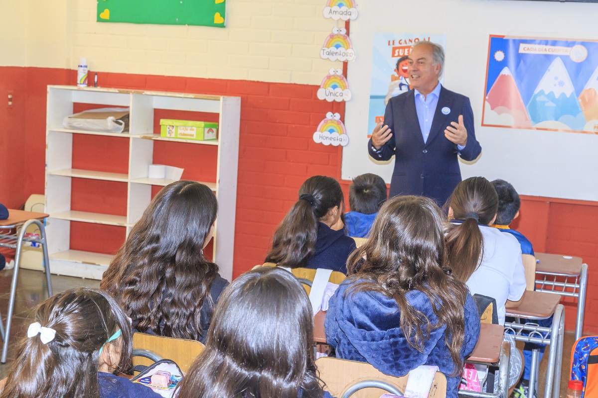 VOLCÁN Y FUNDACIÓN PRESENTE LANZAN PROGRAMA EN COLEGIO DE PUENTE ALTO PARA INCENTIVAR LA ASISTENCIA ESCOLAR