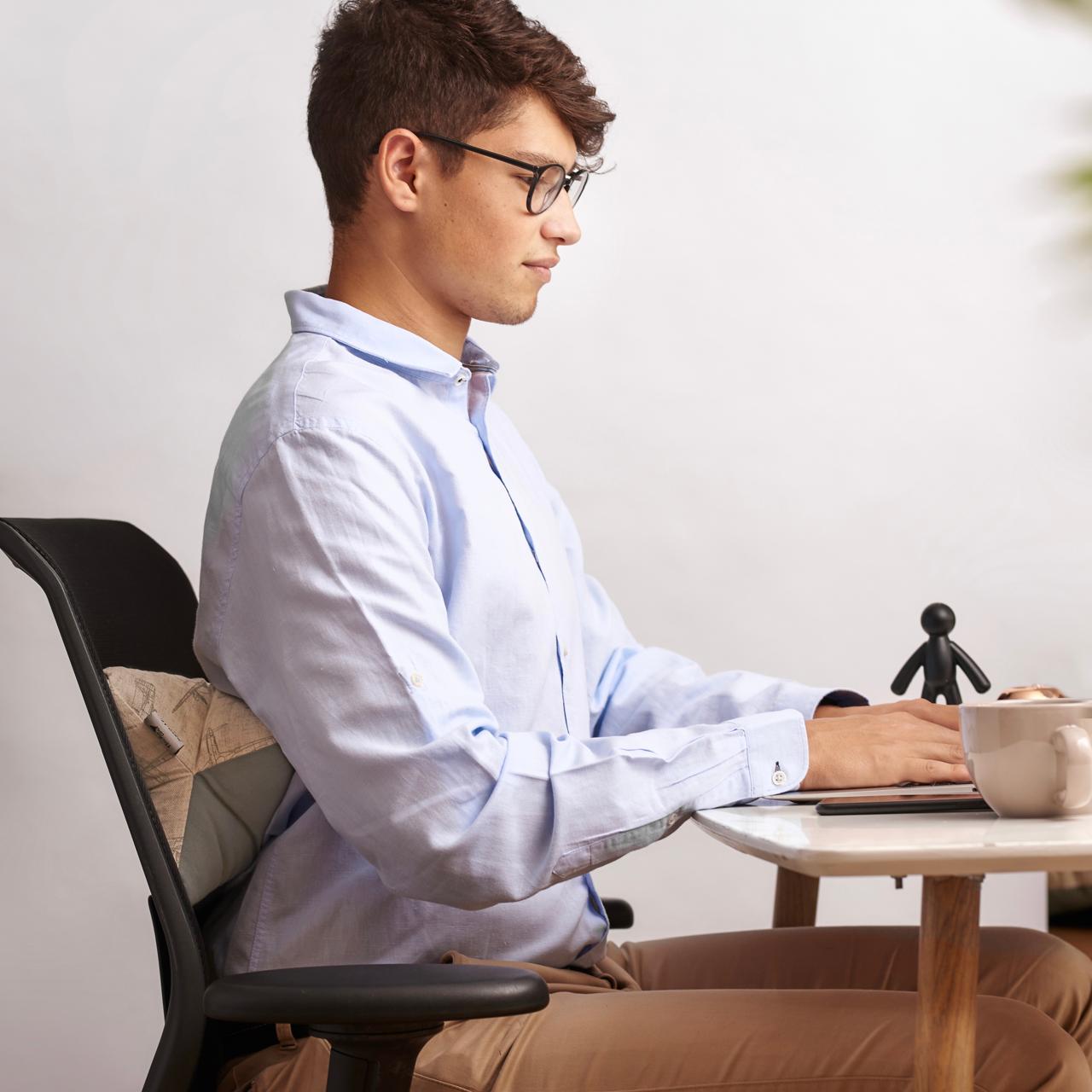 LA IMPORTANCIA DE UNA BUENA POSTURA PARA EVITAR LESIONES EN EL TRABAJO 1 Apoyo espalda trabajador