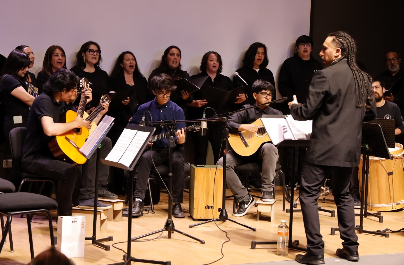 LA MÚSICA LATINOAMERICANA UNIÓ A ELENCOS UNIVERSITARIOS Y CORALES EN LA UOH Un viaje por América 2