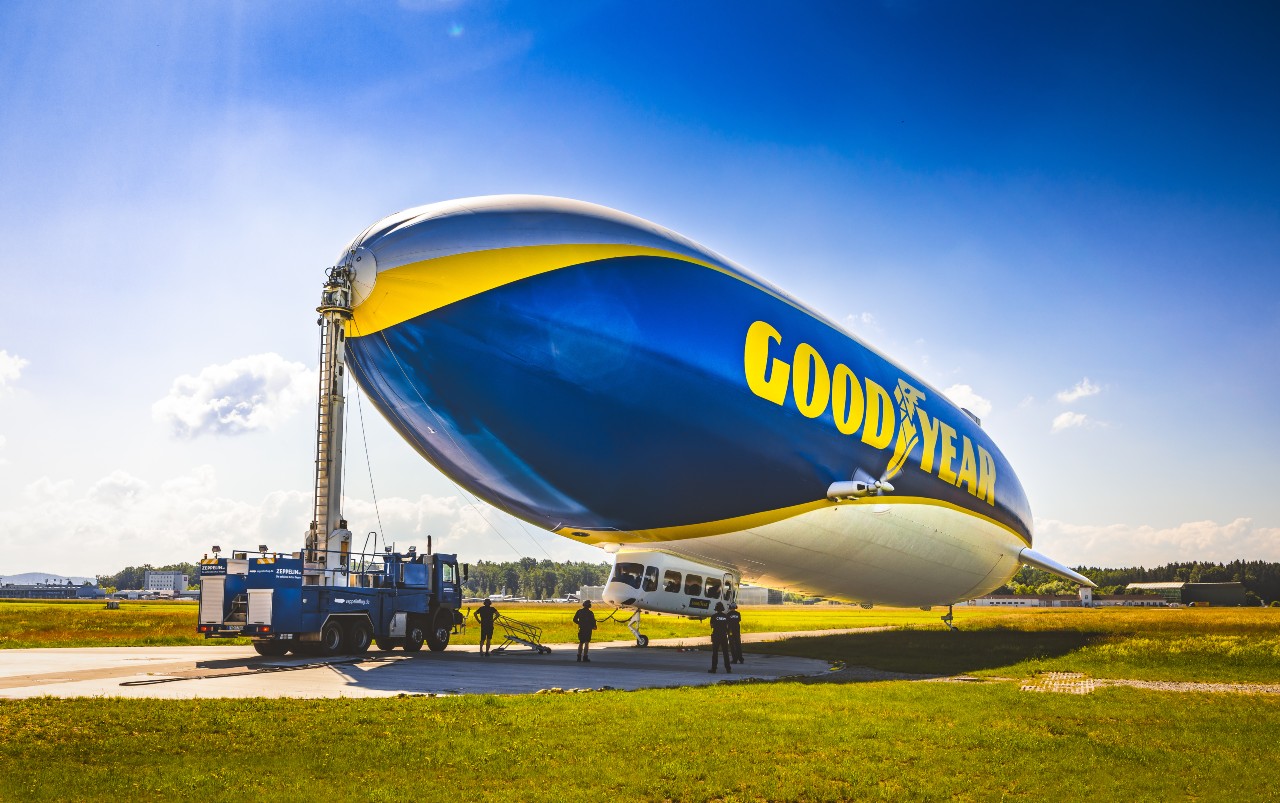 Goodyear Blimp Image 13 baja