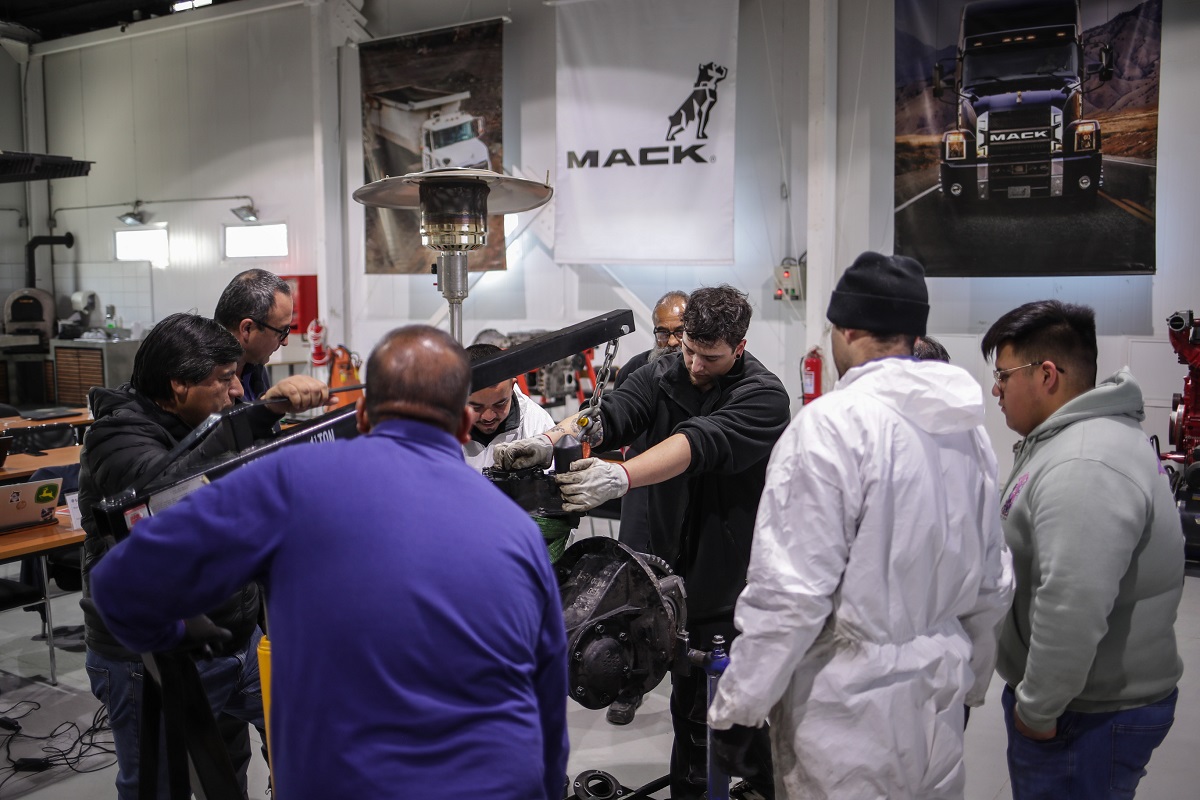 MACK INTERNATIONAL CERTIFICÓ A TÉCNICOS DE SALFA EN MAESTROS ÉLITE