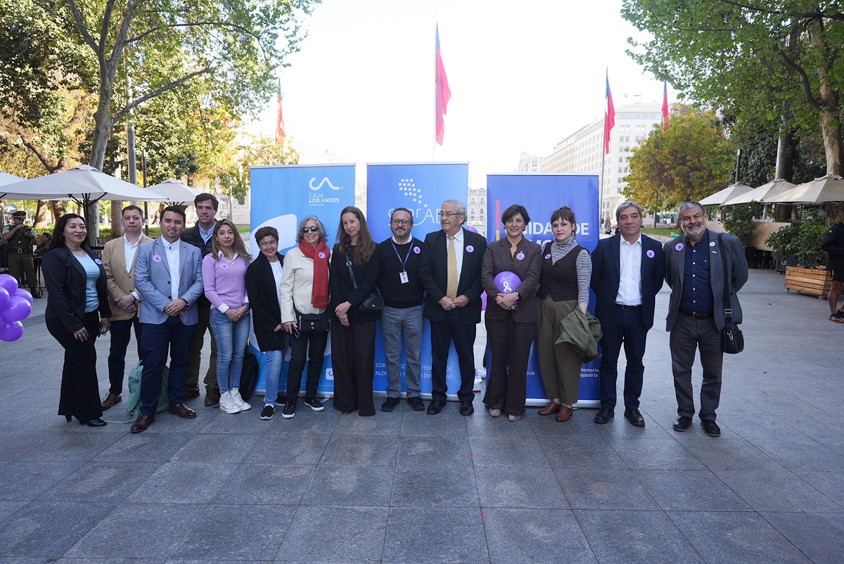 PAULINA URRUTIA ENTREGÓ RECONOCIMIENTO PÓSTUMO A ROBERTO FANTUZZI EN LA XI CAMINATA NACIONAL POR EL ALZHEIMER 4