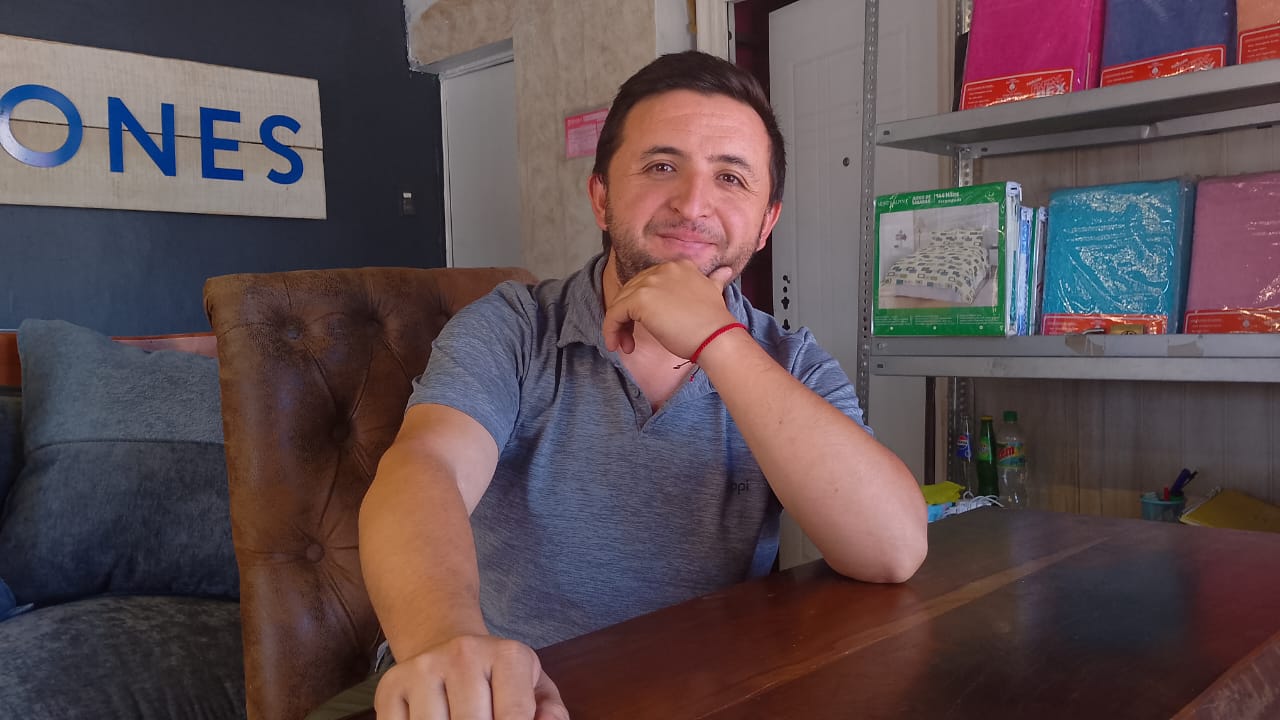 Apoyado en escritorio Denns