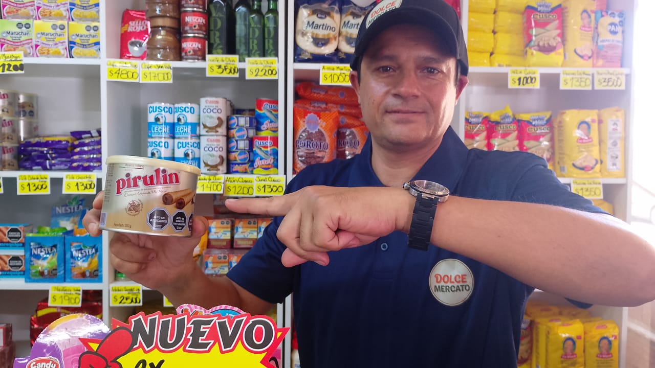 Caballero y producto pirulin