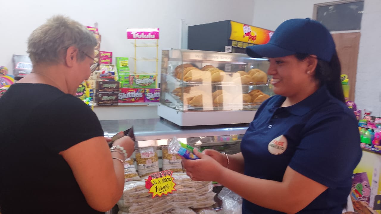 trabajadora de dulce mercato y clienta
